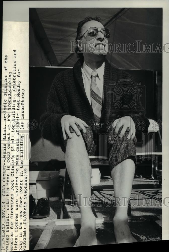 1989 Press Photo Dennis Nahat cast feet during the Foot Clinic groundbreaking - Historic Images