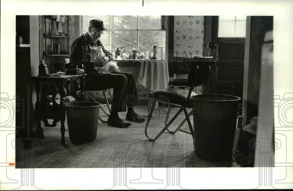 1981 Press Photo Fred Peck, 78, holds Honey, one of the dogs - cva33931 - Historic Images