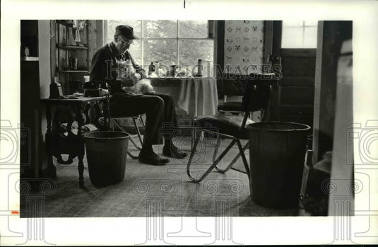 1981 Press Photo Fred Peck, 78, holds Honey, one of the dogs - cva33931 - Historic Images