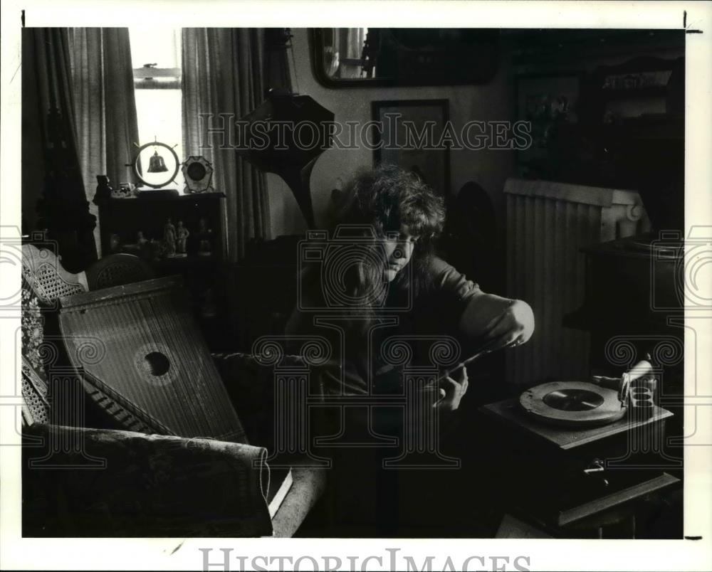 1991 Press Photo Tricia Pearl at her home in Mayfield Hts. on Sunset Rd. - Historic Images