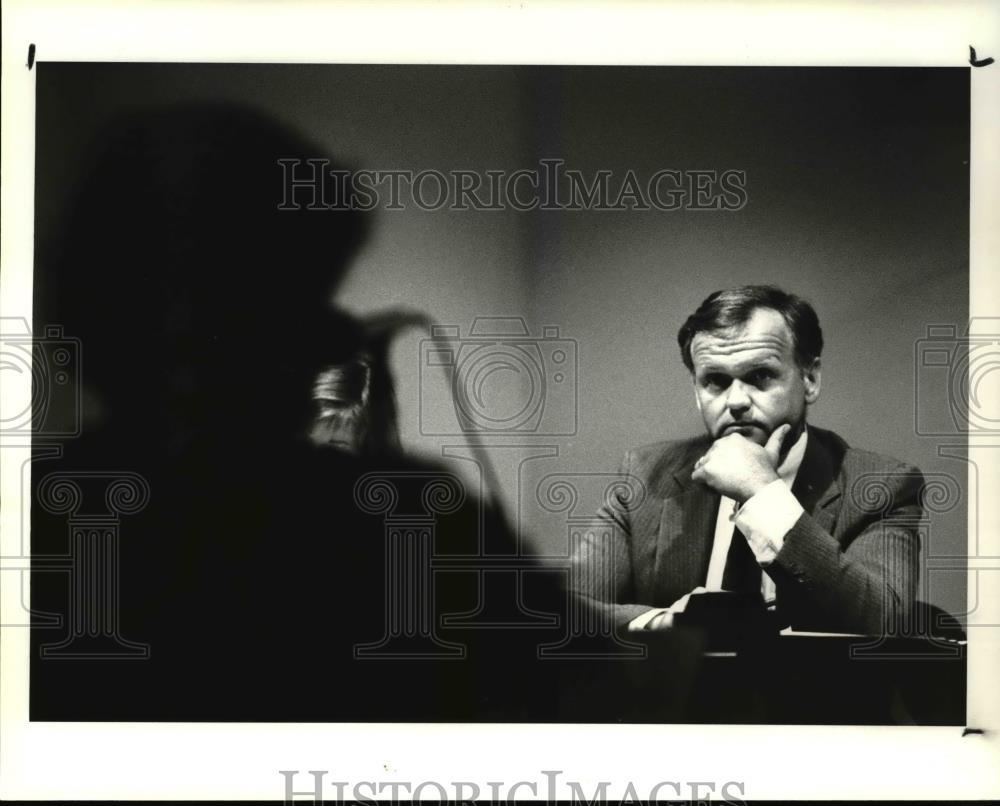 1988 Press Photo Steven Maurer, listens to testimony at the Pesticide hearings - Historic Images