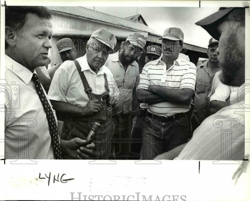 1988 Press Photo Steve Maurer, Director of Agriculture, speaks with the farmers - Historic Images