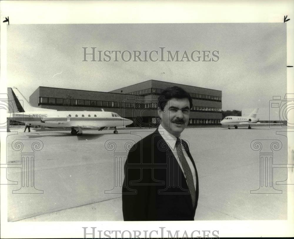 1984 Press Photo Bruce Mavec stands in friont of the Destination Building - Historic Images