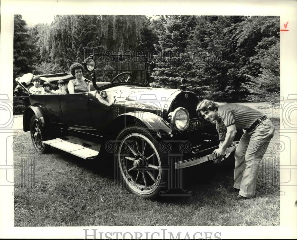 1981 Press Photo Earle Masiello, Mrs. Masiello and the kids - cva33970 - Historic Images