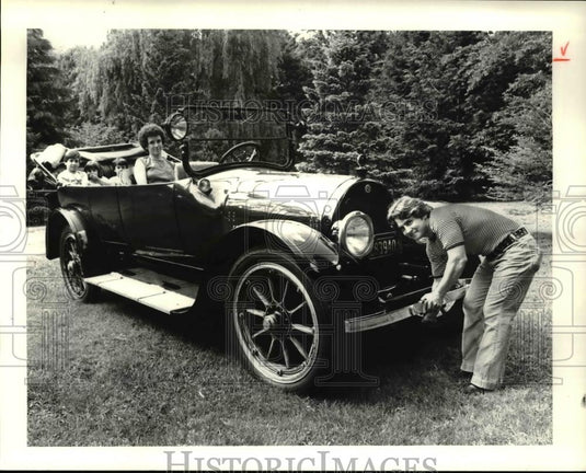 1981 Press Photo Earle Masiello, Mrs. Masiello and the kids - cva33970 - Historic Images