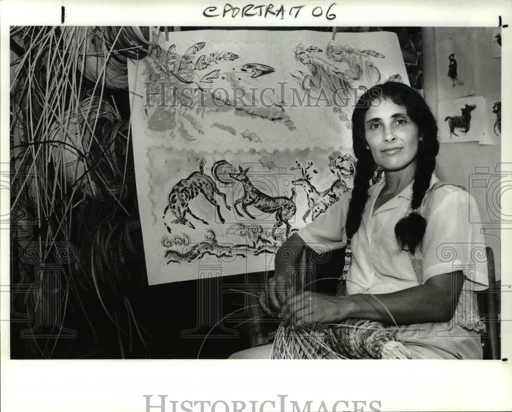 1989 Press Photo Bernice Davidson Massey, artist, sits as she weaves an art work - Historic Images