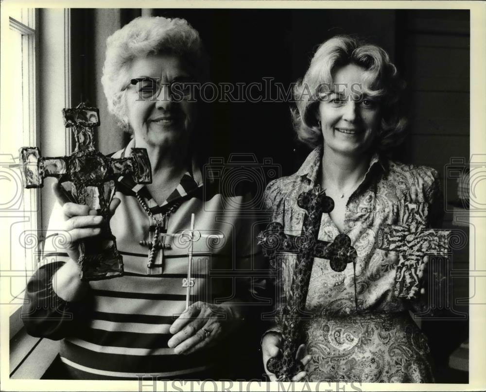1979 Press Photo Mrs. Al Mastics and Mrs. Geo Parsons hold crosses - cva33973 - Historic Images
