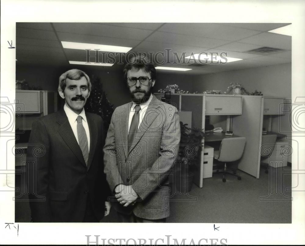 1986 Press Photo Kenneth Mastilak &amp; Donald Thies of Contemporary Office Prod - Historic Images