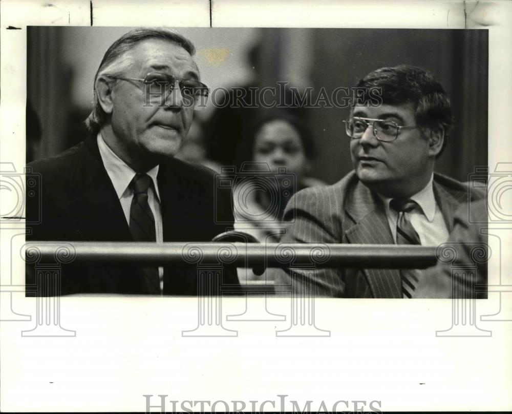 1984 Press Photo Linndale Mayor Armand Masten &amp; his Lawyer in arraignment court - Historic Images