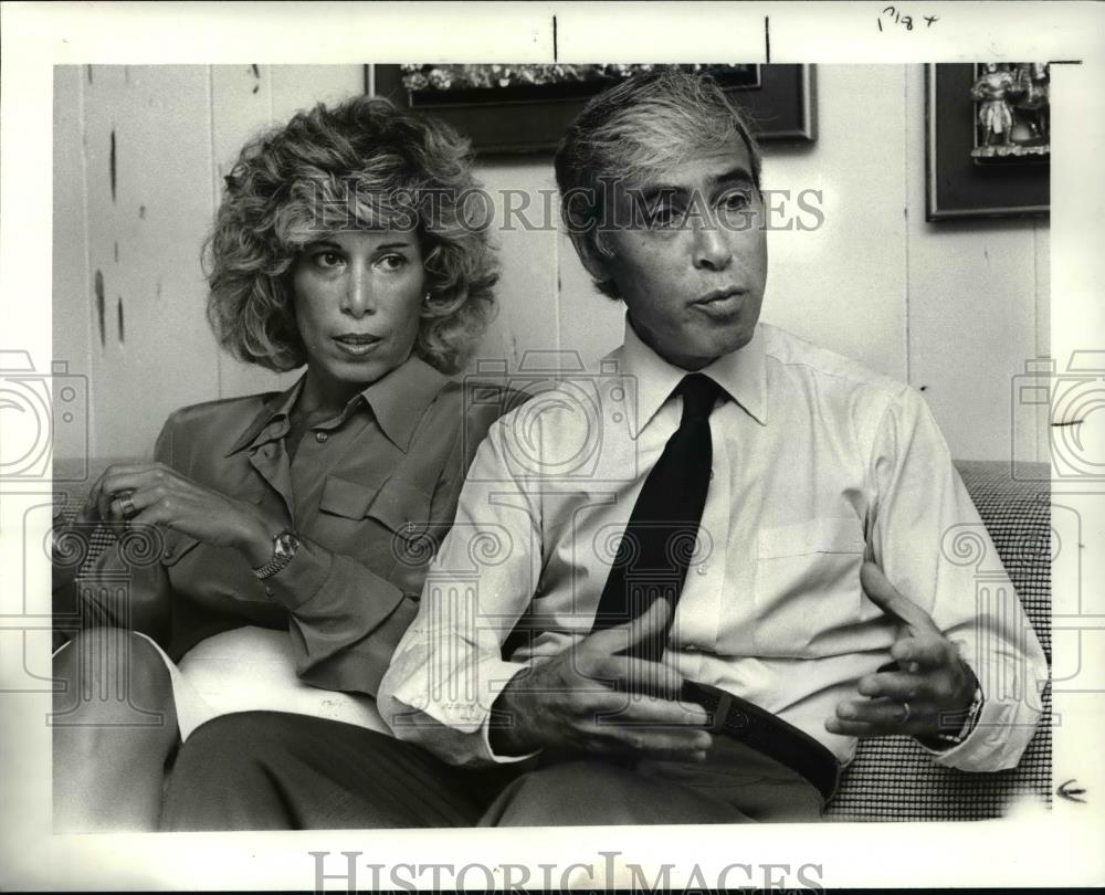 1986 Press Photo Marc and Judtih Meshorer discuss their new book - cva33984 - Historic Images