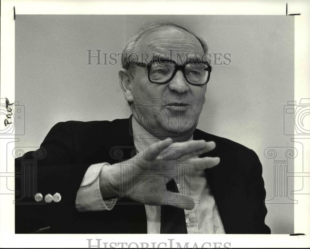 1991 Press Photo Professor Michael Mesarouich, Global Computer Expert at CWRU - Historic Images