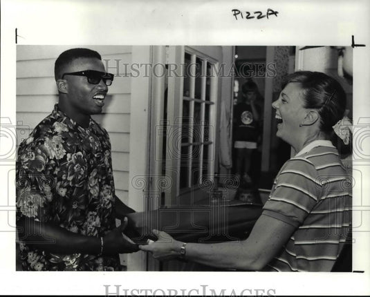 1990 Press Photo Eric Metcalf deliveryman for Pizza Hut to home of Kelly Lozar - Historic Images