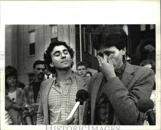 1985 Press Photo Bob Nevis Jr & J. Gehardstein during vigil at Erieview School - Historic Images