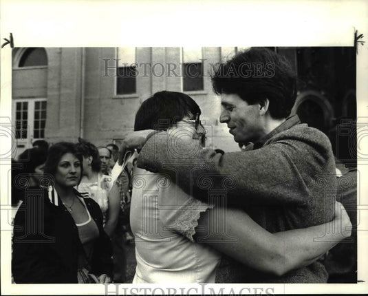 1985 Press Photo Sue Garra & Bob Davis during vigil at Erieview High School - Historic Images