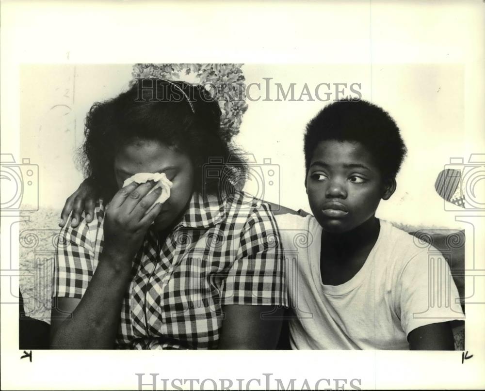 1985 Press Photo Linda Neal &amp; her son shown after Rev. Hosea Conner was shot - Historic Images