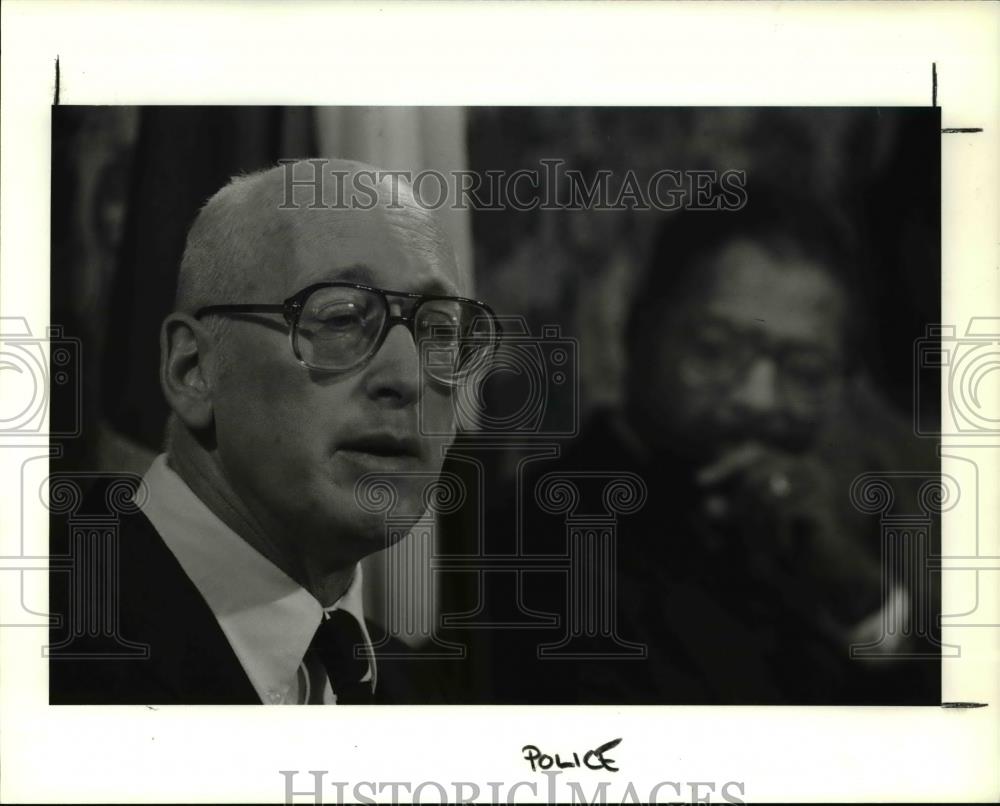 1991 Press Photo Jerry Needle discusses Police Management with Cleveland police - Historic Images