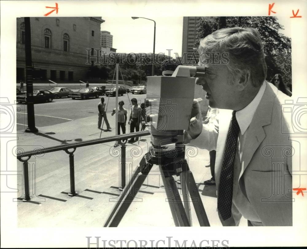 1981 Press Photo County Engineer Thomas Neff sets level line near City Hall - Historic Images