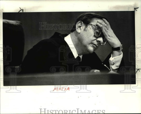 1984 Press Photo Judge David Matia hears testimony of Cleveland Patrolmen's Asso - Historic Images