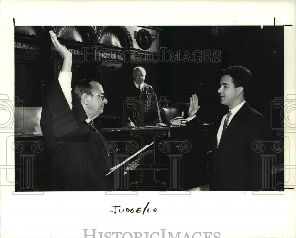 1990 Press Photo Judge David Matia swears in his son David Jr - cva34025 - Historic Images