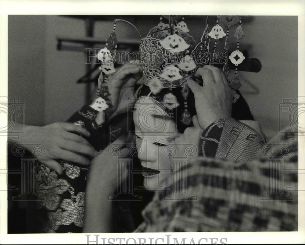 1991 Press Photo Akira Matsui getting in costume, for the Katsugari Noh play - Historic Images