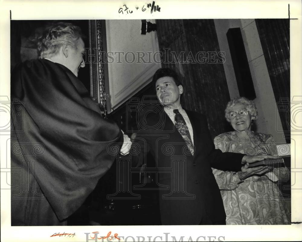 1991 Press Photo Judge Alan Norris w/ Paul Matia after he swore in a new judge - Historic Images