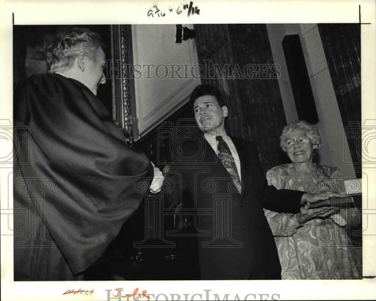 1991 Press Photo Judge Alan Norris w/ Paul Matia after he swore in a new judge - Historic Images