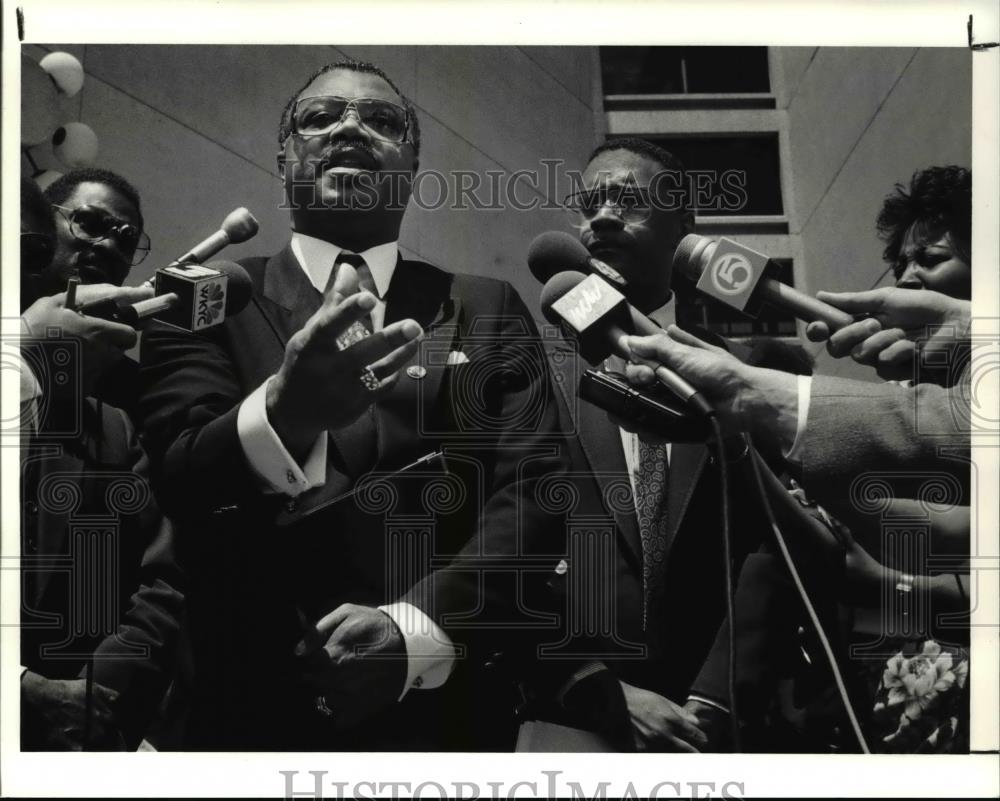 1990 Press Photo Reverend Charles Matthews addresses the media at CSU - Historic Images