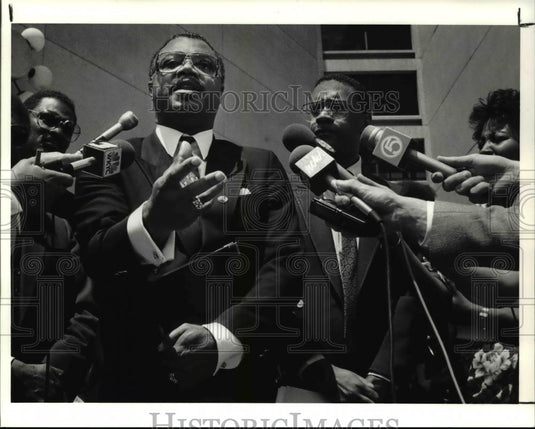 1990 Press Photo Reverend Charles Matthews addresses the media at CSU - Historic Images