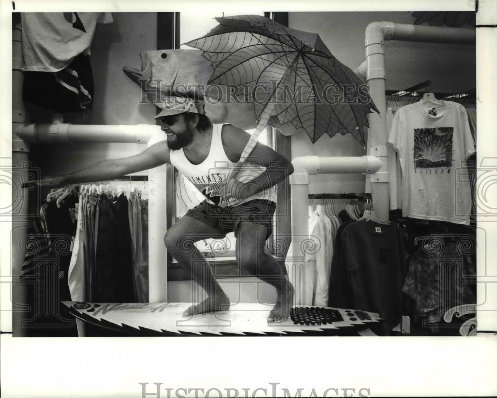 1989 Press Photo Elwyn Mehlman poses in his t-shirt shop Elements in the Flats - Historic Images