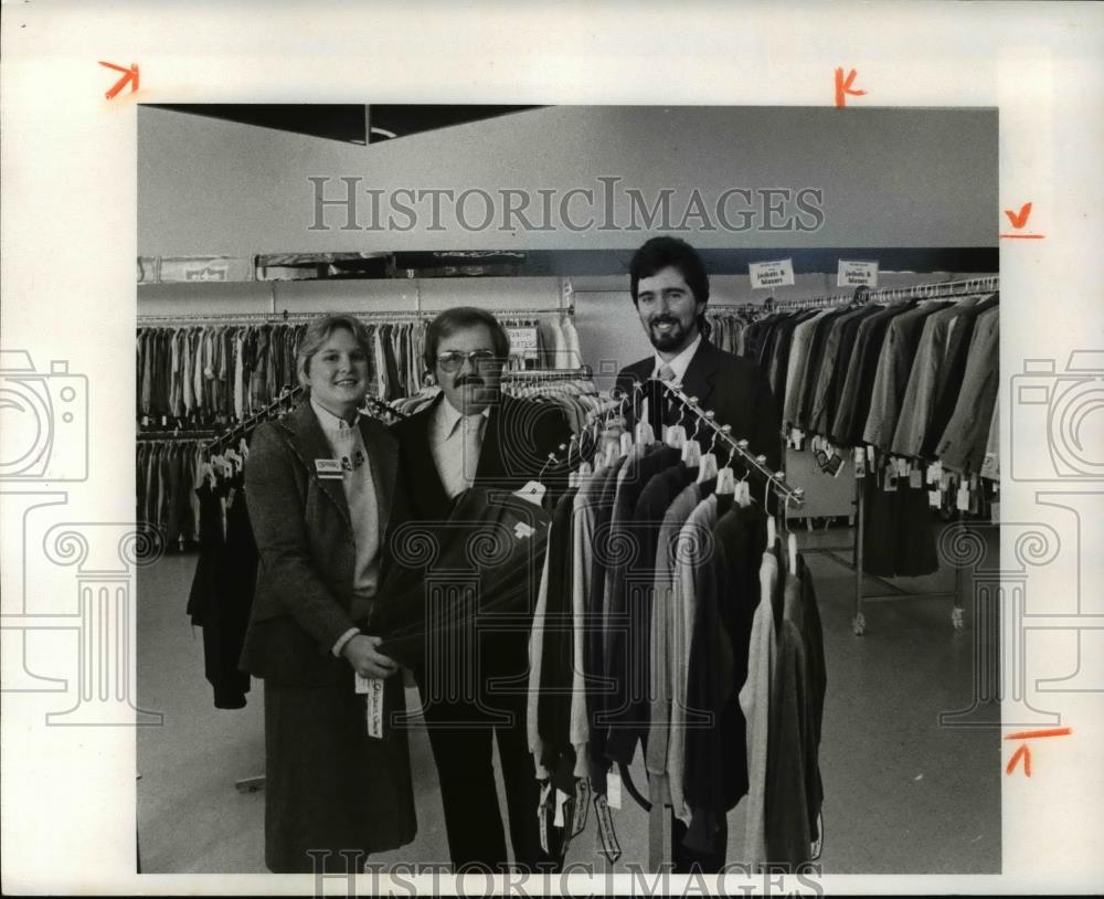 1981 Press Photo Paul Meinhart, Mentor Shop manager poses with his assistants - Historic Images