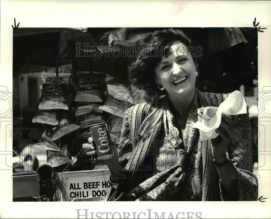 1985 Press Photo Gretchen Mather holds her coke in can - cva34055 - Historic Images