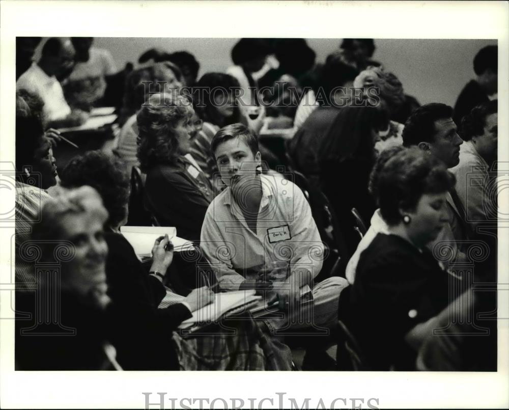 1991 Press Photo Barbara Mathias, Warner School teacher talks with colleague - Historic Images