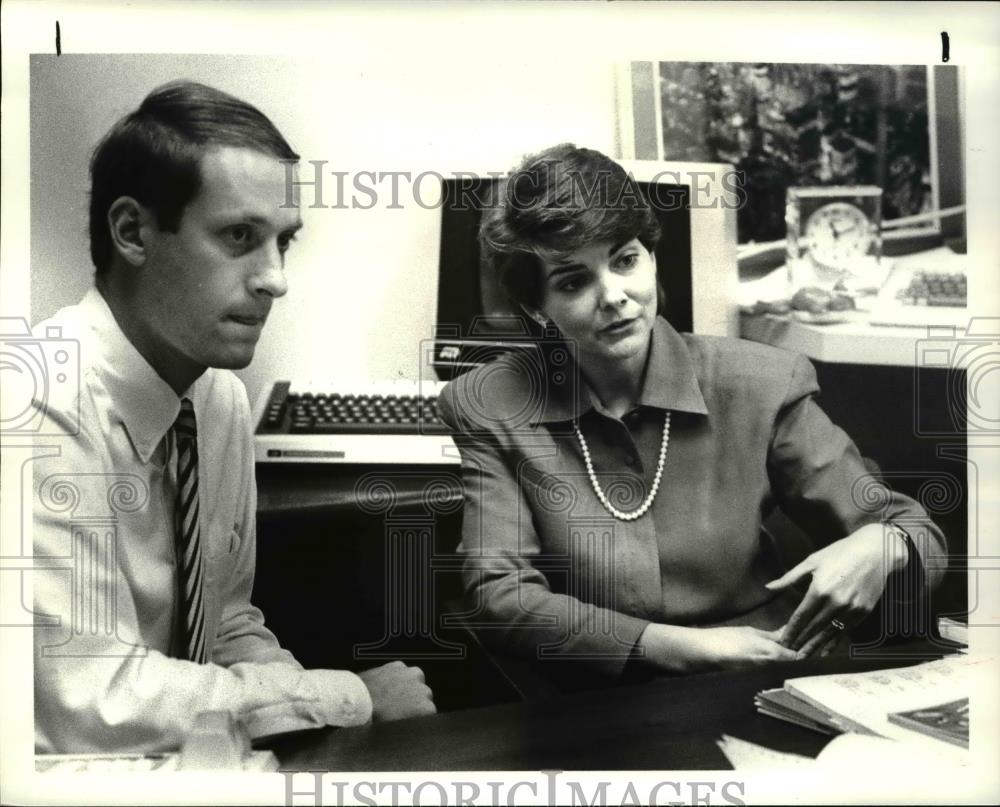 1987 Press Photo Judith McMichael &amp; Tod Peterson talk about Fidelity Investments - Historic Images