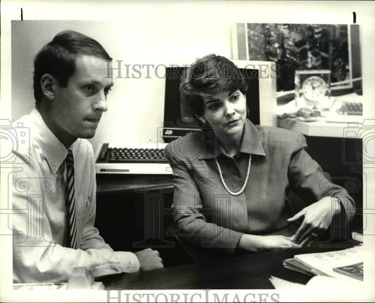 1987 Press Photo Judith McMichael & Tod Peterson talk about Fidelity Investments - Historic Images