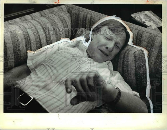 1978 Press Photo Albert Petrak of WCLV looks at time to rouse from nap - Historic Images