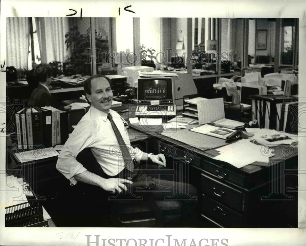 1988 Press Photo Ron Petrie, analyst at McDonald &amp; Co. Securities - cva34079 - Historic Images