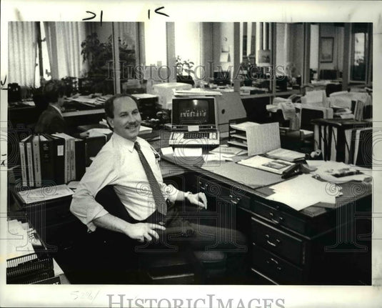 1988 Press Photo Ron Petrie, analyst at McDonald & Co. Securities - cva34079 - Historic Images