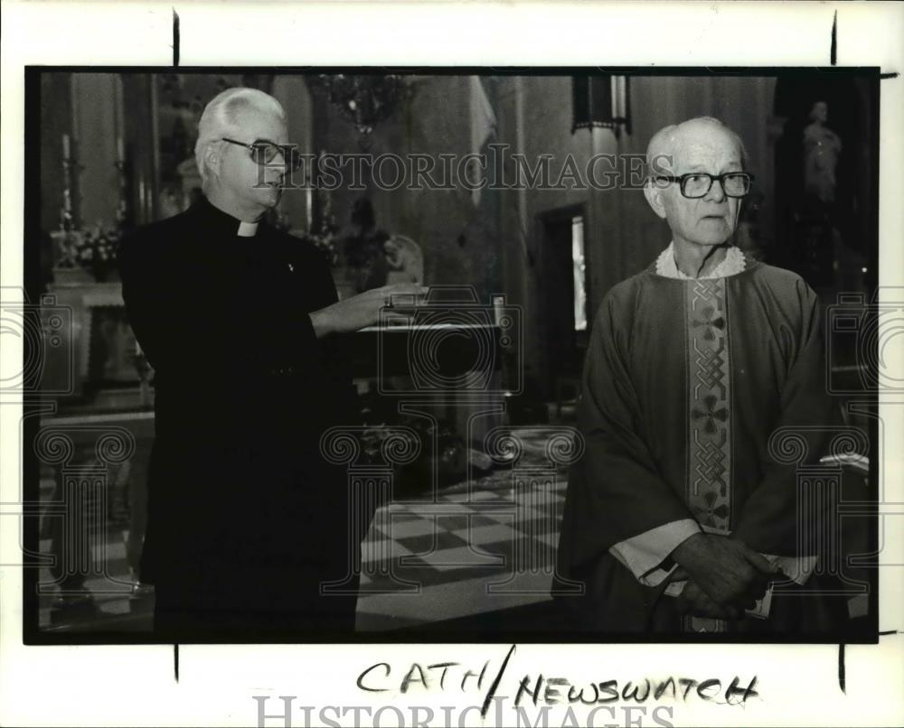 1990 Press Photo Rev. Deacon Petrus and Rev. Matthew Bonk at Church of Nativity - Historic Images