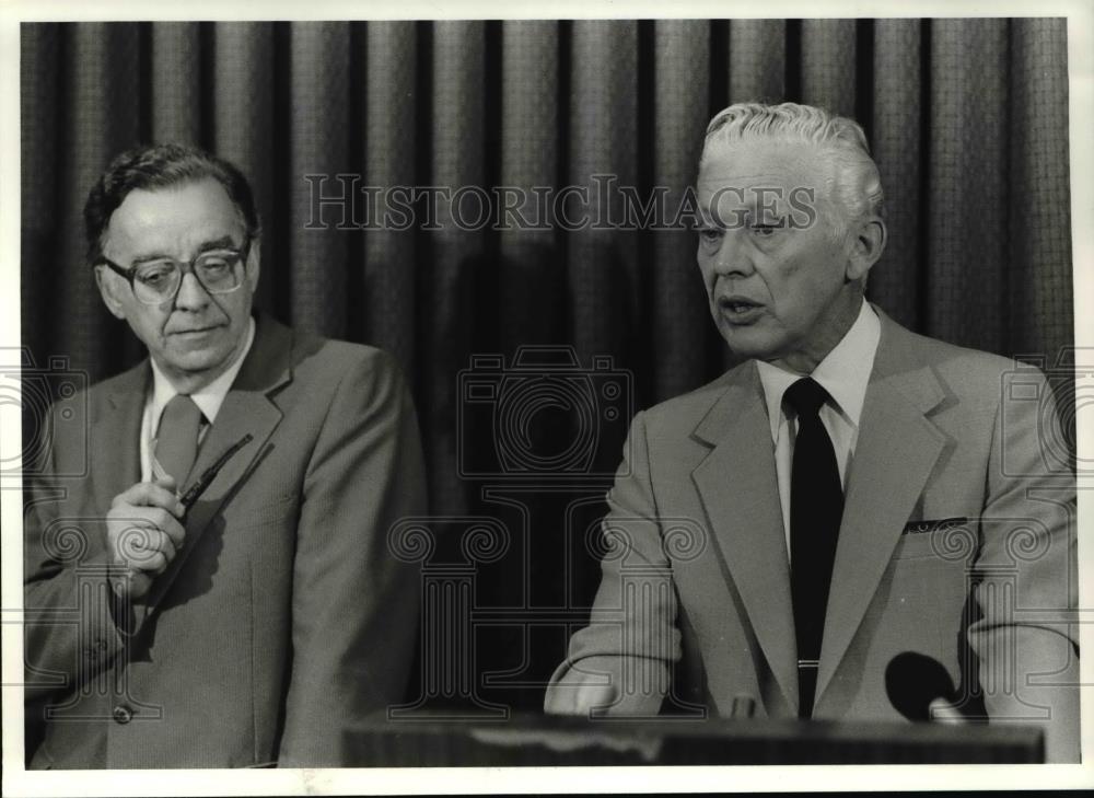 1981 Press Photo Parma Mayor John Petruska &amp; John Misic announced PCB removal - Historic Images
