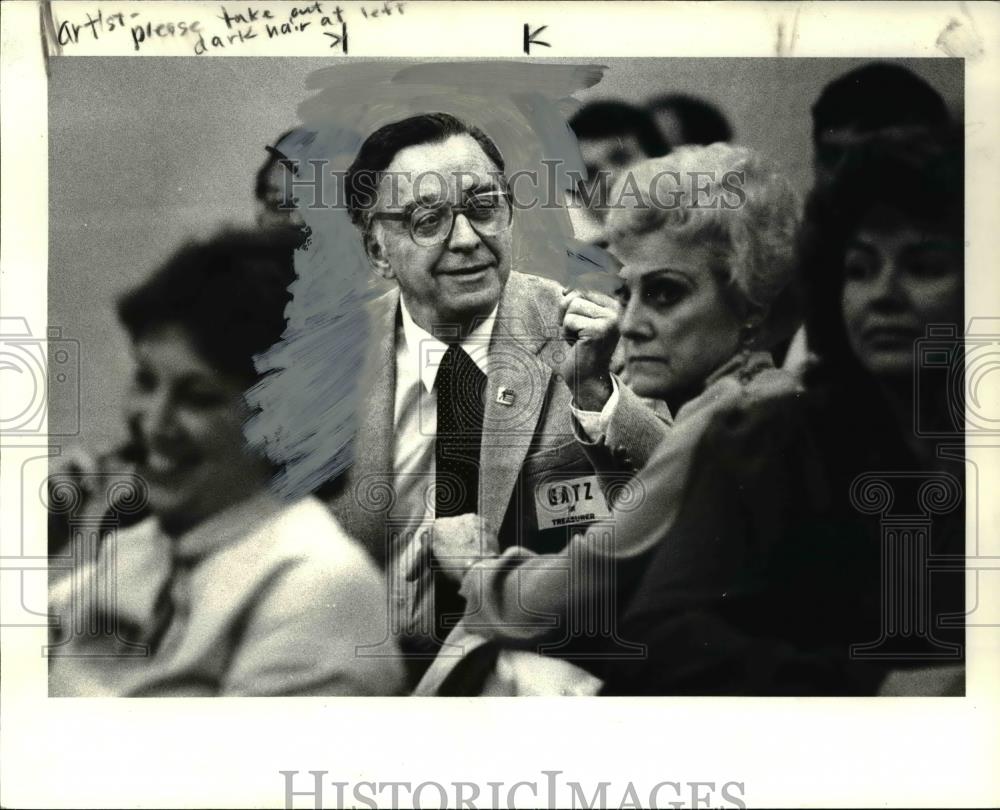 1984 Press Photo Mayor John Petruska waits for vote for Parma&#39;s new Treasurer - Historic Images