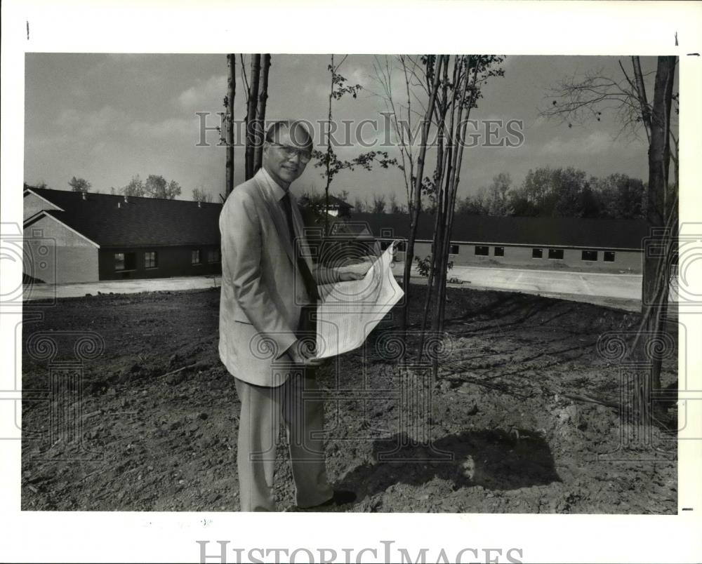 1991 Press Photo Jerry Petersen in Chardon; Senior Complex under construction - Historic Images
