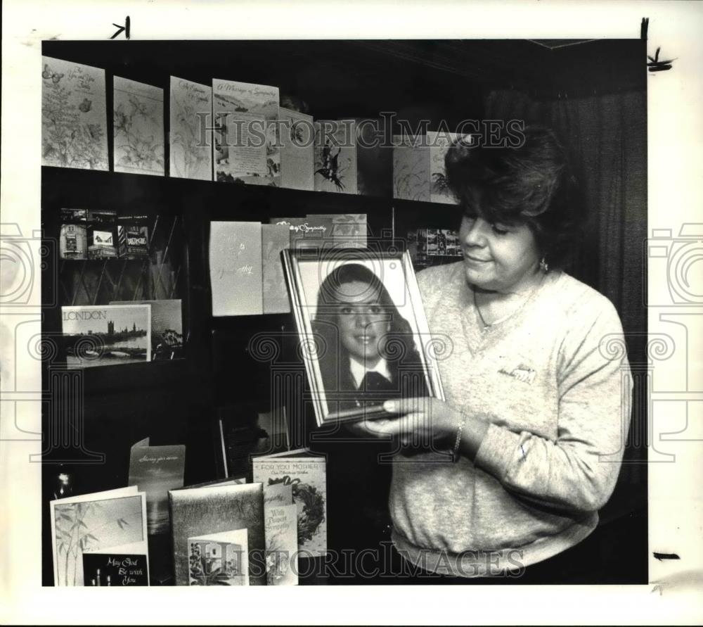 1985 Press Photo Ruth Vargo Phillips holds photo of daughter, Ruthie - cva34096 - Historic Images