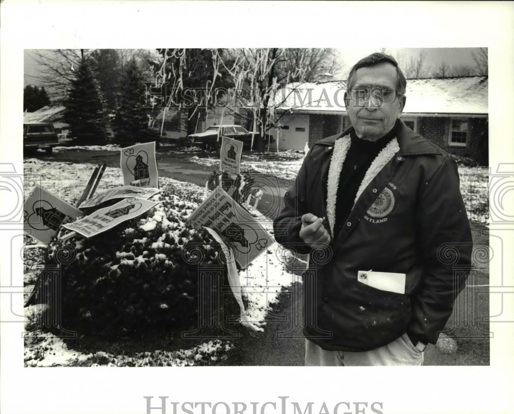 1991 Press Photo Wes Phillips outside his trashed home on Chardon Rd in Kirtland - Historic Images