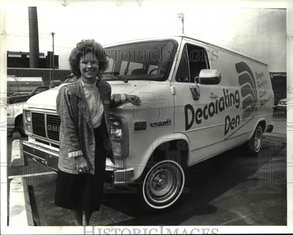 1989 Press Photo Robin Piazza and her Decorating Den Van - cva34103 - Historic Images