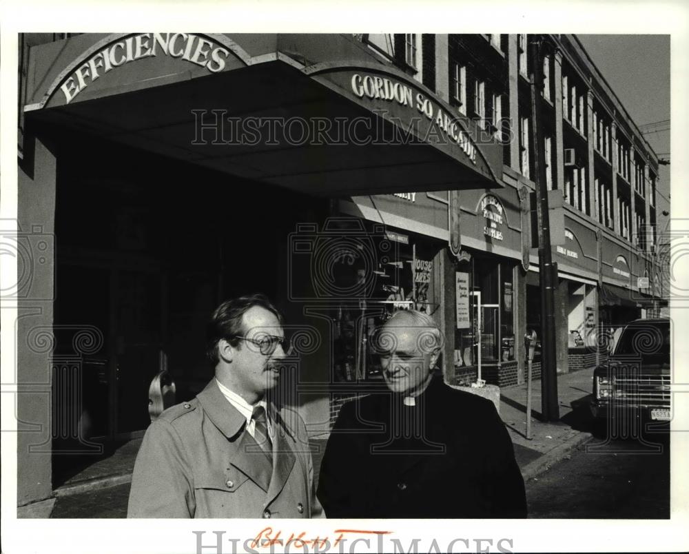 1987 Press Photo Fr Marino Frascatti talks to Councilman Ray Pianka - cva34104 - Historic Images
