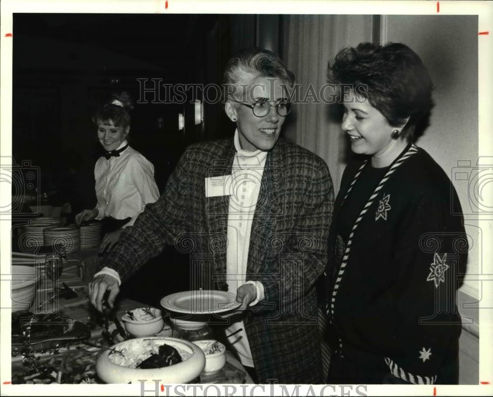 1991 Press Photo Nancy Piazza and Denise Fugo gets food at Hill House - Historic Images
