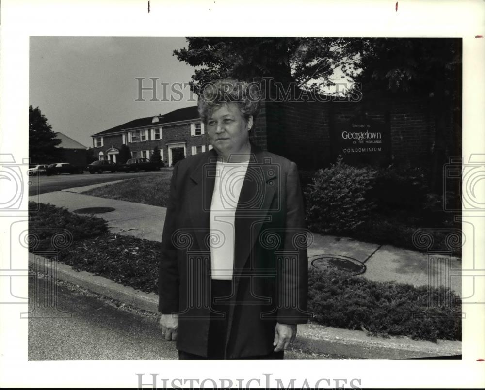 1991 Press Photo Marie Pettit of Russell Realtors in front of the Georgetown - Historic Images