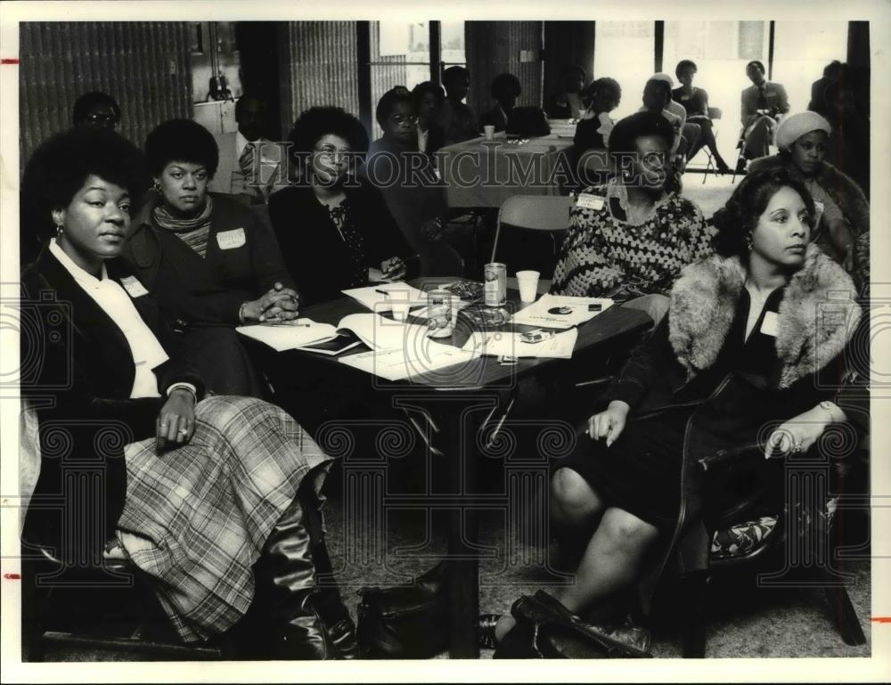 1980 Press Photo Participants listening to Dr Jamsetta Pettway in her seminar - Historic Images