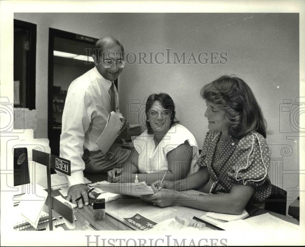 1985 Press Photo Al Paulish with Sandy Ranallo and Deborah Bialkowski - Historic Images