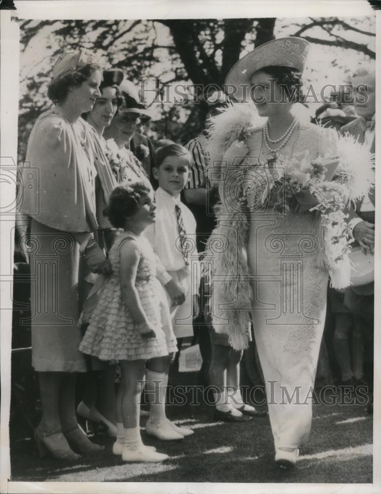 1939 Press Photo Queen Elizabeth Attends Charity Garden Party, London - Historic Images